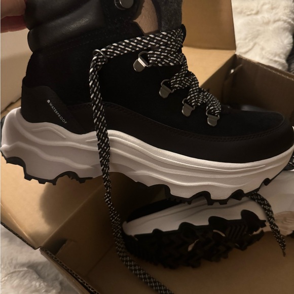 NWT and box Sorel Breakthrough Conquest Waterproof boots 8.5 - Picture 3 of 5